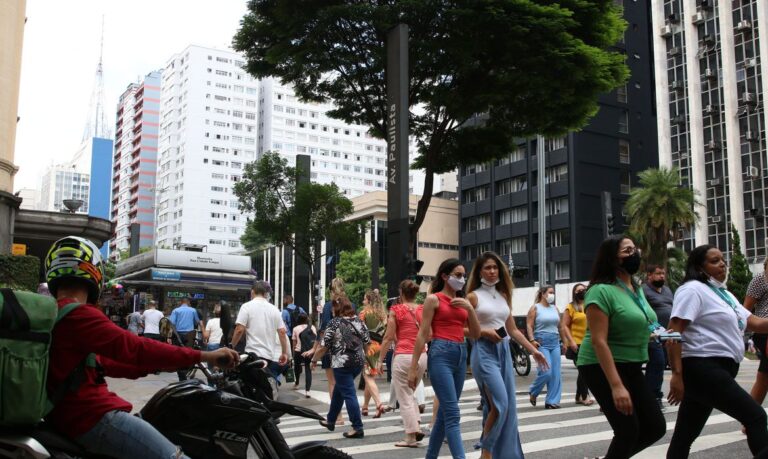 Covid-19: Brasil tem 29,8 milhões de casos e 658,5 mil mortes