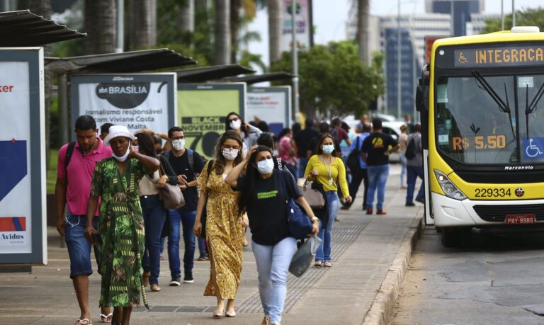 Covid-19: Brasil tem 30,24 milhões de casos e 111 mortes