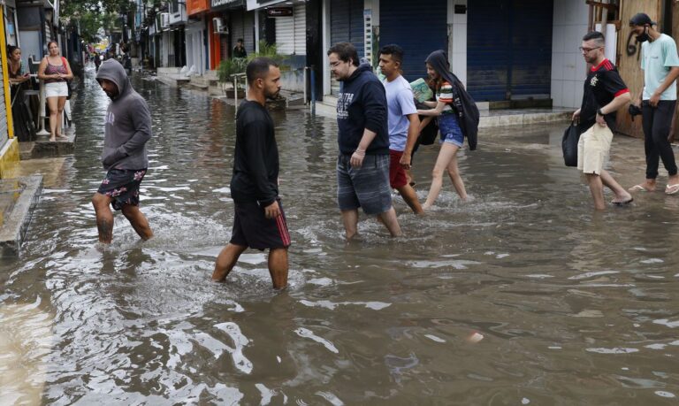 Sobe para 17 total de mortos por chuvas no Rio