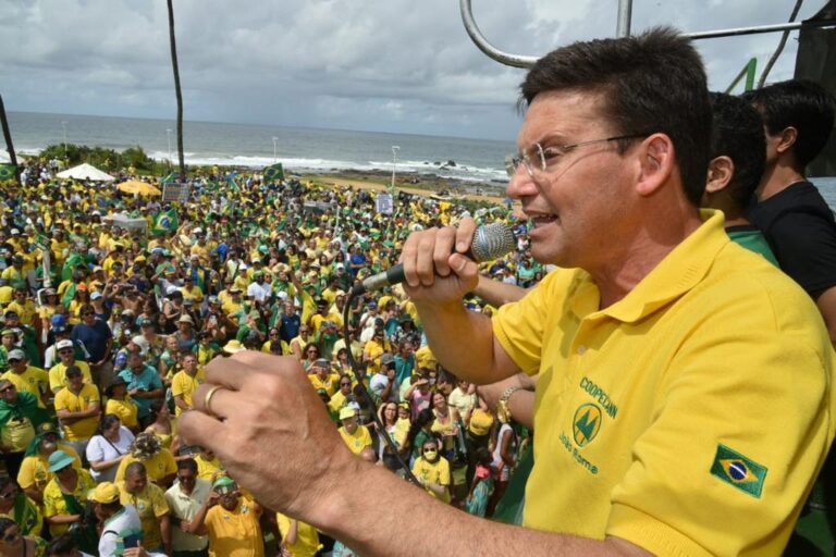 João Roma participa de ato em defesa da liberdade e Constituição