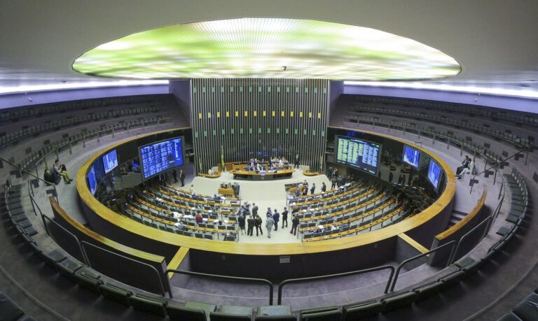 Após apagão, Câmara retoma hoje votação da PEC dos Benefícios Sociais