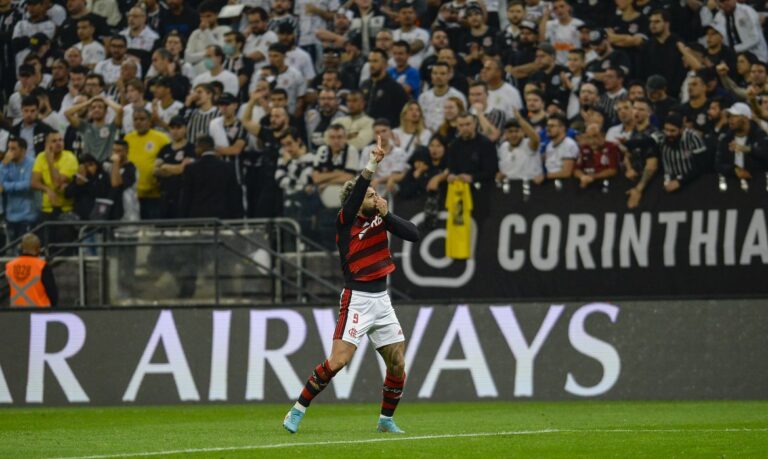 Libertadores: Fla bate Corinthians com gols de Arrascaeta e Gabriel