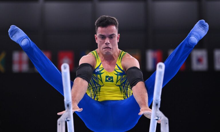 Caio Souza é ouro nas barras paralelas em etapa da Copa do Mundo