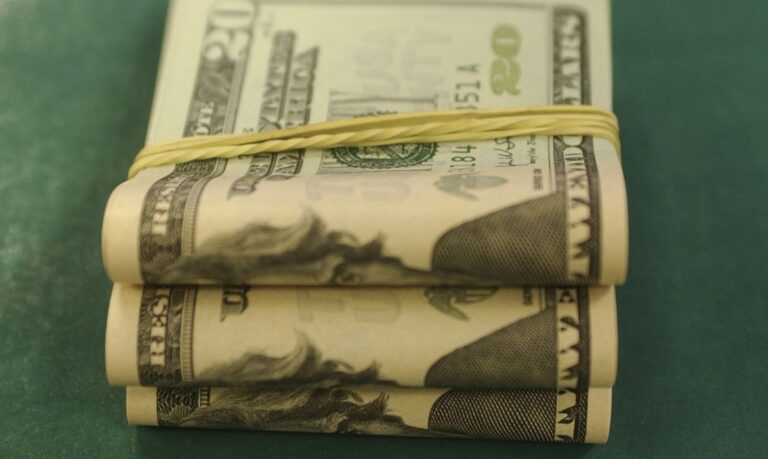 Dólar cai para R$ 5,14 com inflação no Brasil e alívio externo