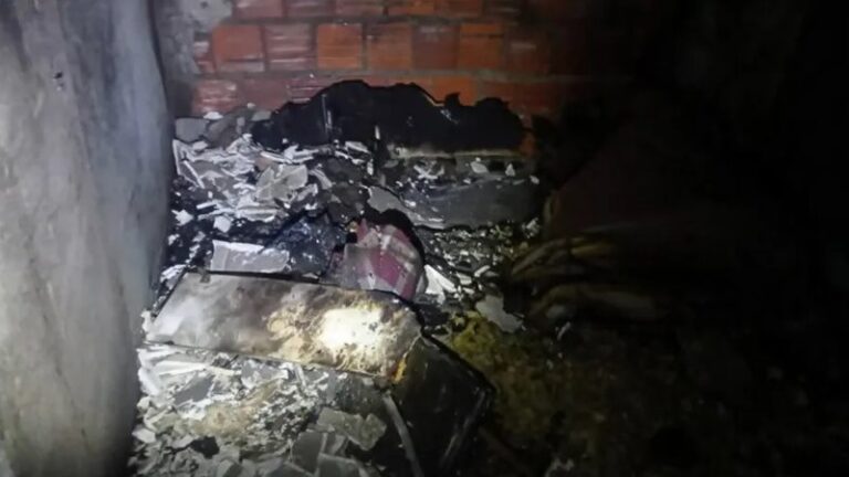 Homem é impedido de agredir mulher e incendeia casa em Jacobina