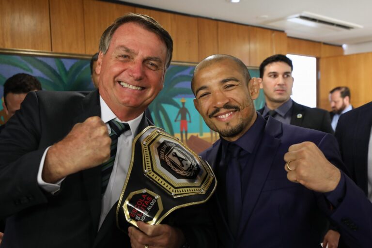 Anfitrião de Bolsonaro, José Aldo se emociona ao saber que entrará no ‘Hall da Fama’ do UFC; VEJA VÍDEO