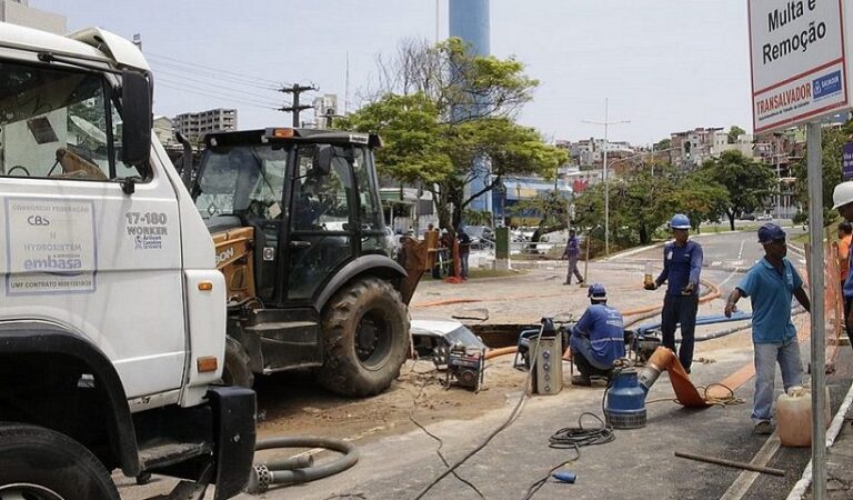 Embasa conclui conserto de tubulação na Av. Reitor Miguel Calmon e abastecimento é retomado em bairros de Salvador