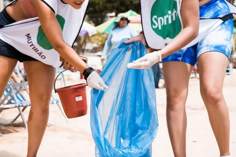 Dia de mutirão de limpeza na praia de Cantagalo em Salvador