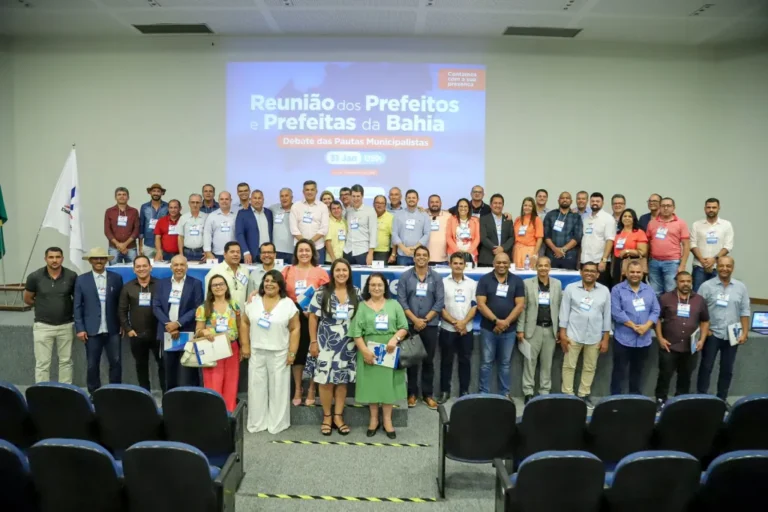 Em evento reúne prefeitas e prefeitos de diversas regiões do estado para discutirem demandas de início de ano
