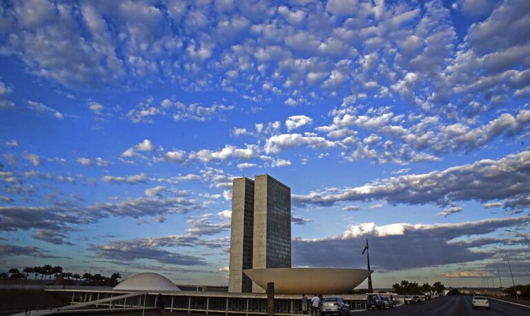 Serão empossados hoje 513 deputados e 27 senadores