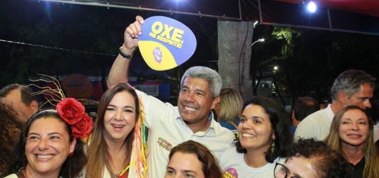 Jerônimo participa da saída do bloco Olodum, no Pelourinho, nesta sexta-feira (17)