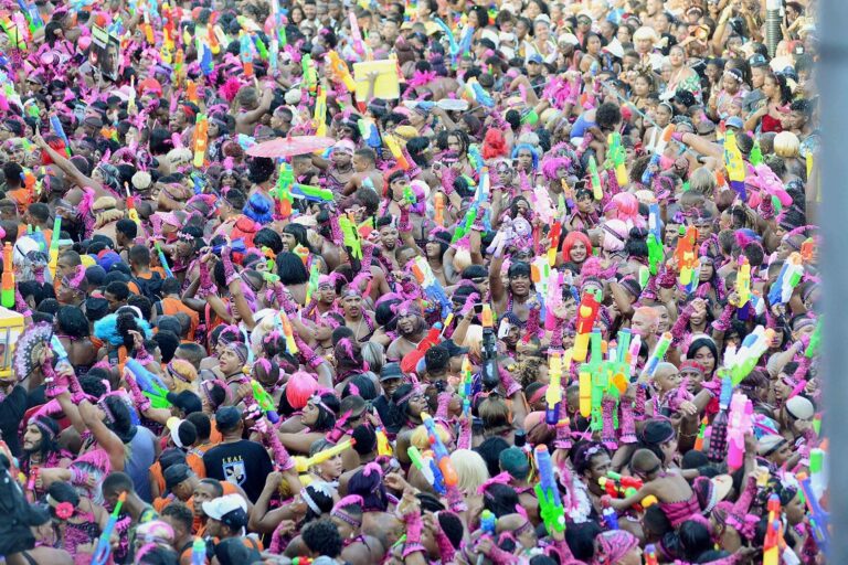Após episódios com ‘As Muquiranas’, Olívia Santana apresenta PL que proíbe pistolas de água no Carnaval