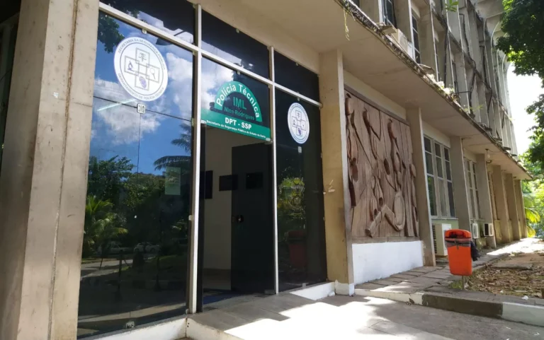 Homem em situação de rua que foi atropelado e morto há dois dias em garagem de Salvador ainda não foi identificado e corpo segue no IML