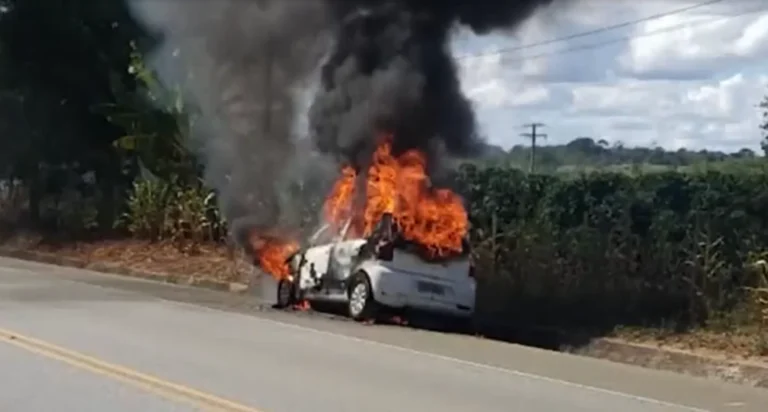 Carro fica destruído após pegar fogo na BA-263, no sudoeste da Bahia