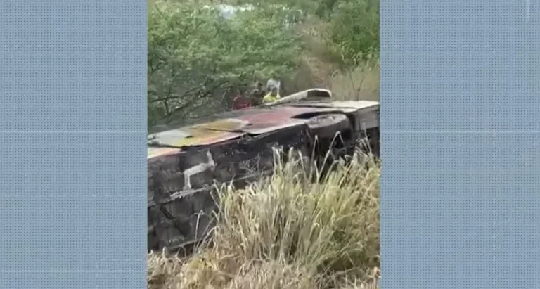 Duas pessoas morrem e nove ficam feridas após ônibus tombar no interior da Bahia