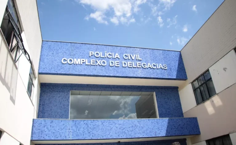 Dupla morre e outros dois homens ficam feridos dentro de casa em Feira de Santana