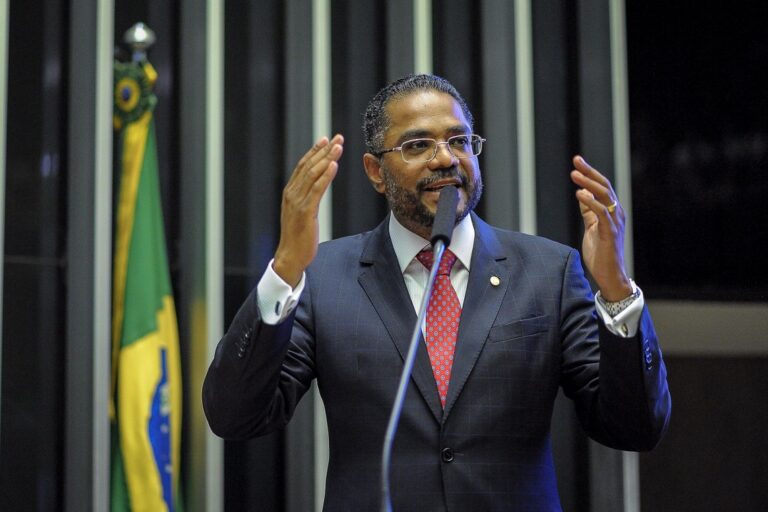 PL garante 10% das vagas de estágio para menores vulneráveis