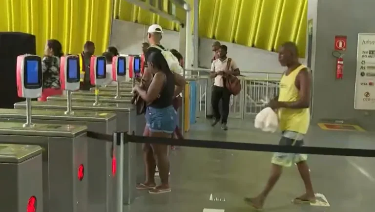 Viagens de metrô em Salvador apresentam lentidão após falha técnica em equipamento de manutenção de vias