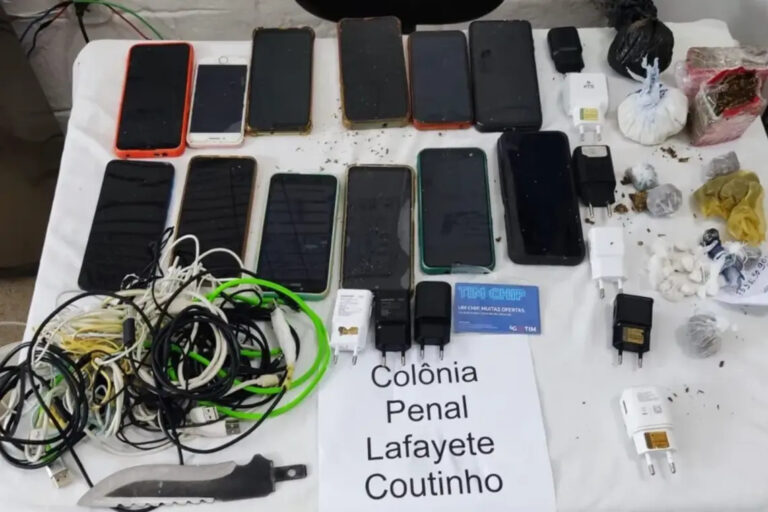 Celulares, facas e drogas são apreendidos em colônia penal de Salvador