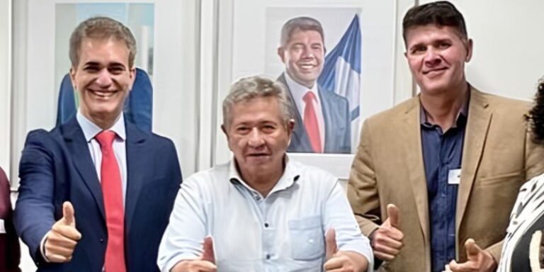 Foto de ex-prefeito de Itaberaba com deputado petista causa saia justa