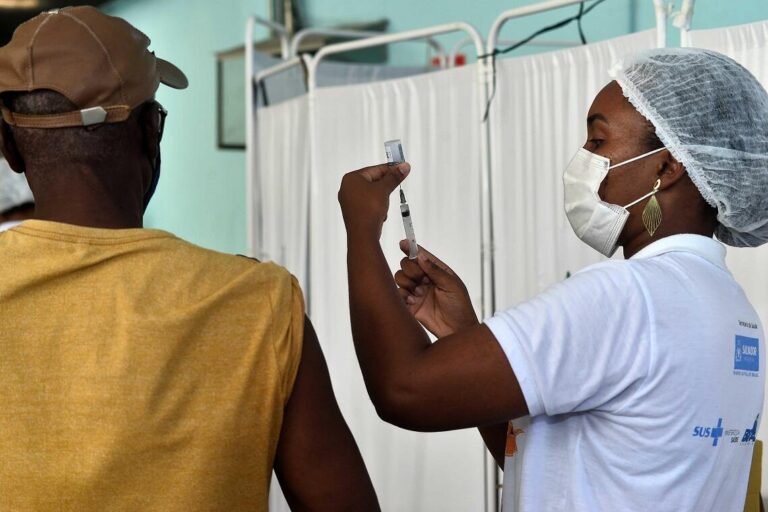Vacinação de rotina, contra Covid e gripe estará suspensa em Salvador neste fim de semana