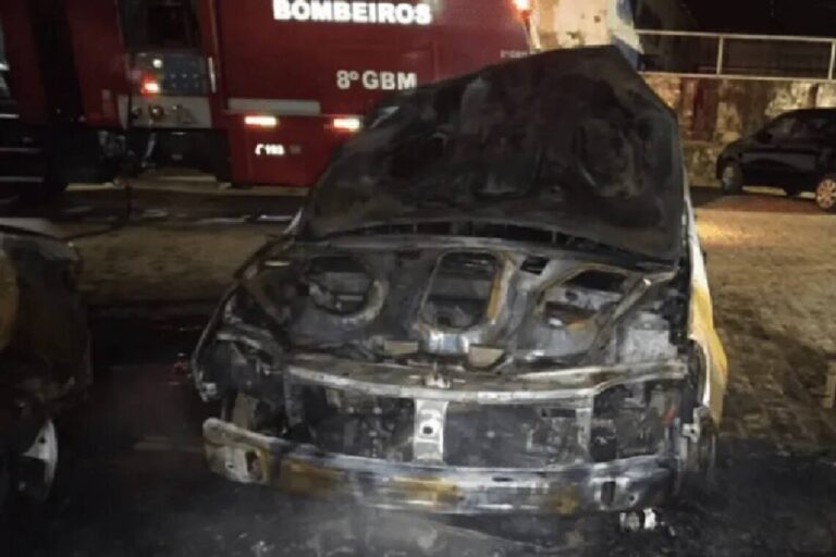 Quatro veículos pegam fogo ao lado de fogueira