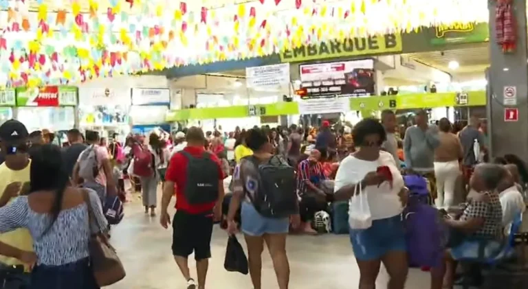 Rodoviária de Salvador tem movimento intenso por causa do São João; mais de 42 mil passageiros devem embarcar nesta sexta