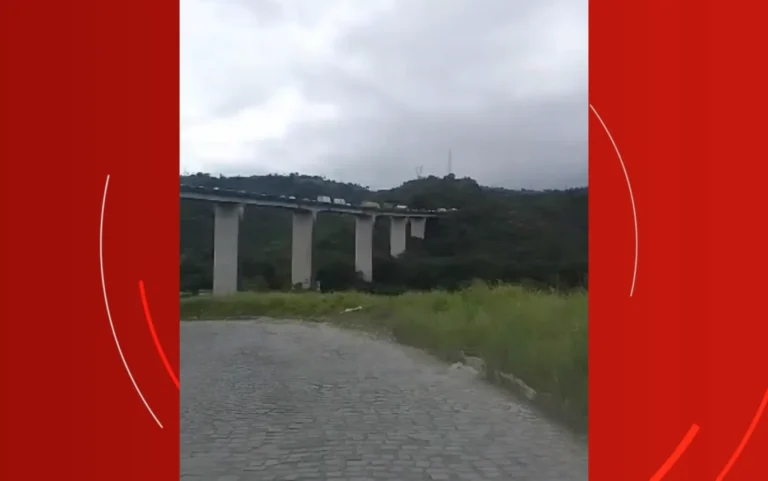 MOTORISTA PERDE CONTROLE DE CAMINHÃO E VEÍCULO DESPENCA DE VIADUTO NA REGIÃO DA PEDRA DO CAVALO, NA BA