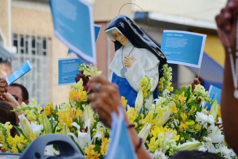 Missa e peregrinação nos bairros dão início à festa de Santa Dulce nesta terça