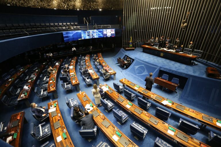 Senado aprova PEC que limita poderes do STF, e texto segue para a Câmara