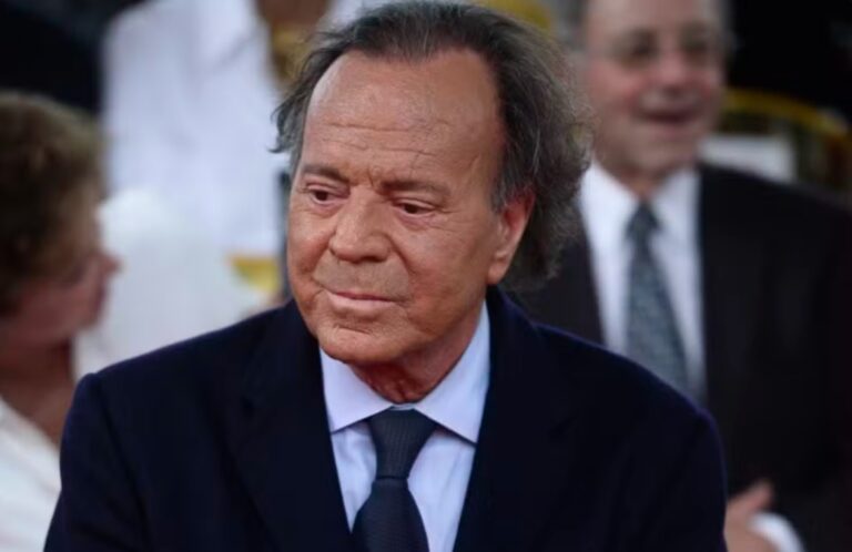 Julio Iglesias é detido em aeroporto por causa de mala com 42kg de comida