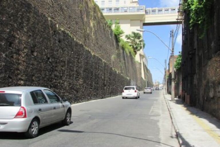 Homem é preso em flagrante suspeito de roubar celulares de turistas suíços em Salvador