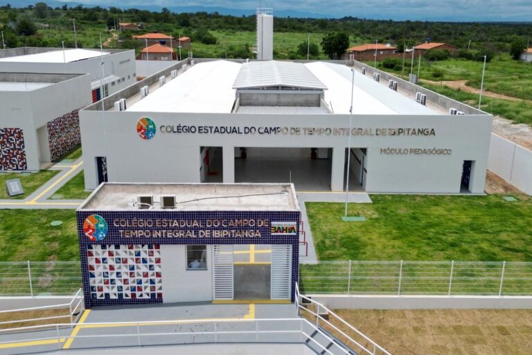 Governador inaugura colégio de tempo integral em Ibipitanga