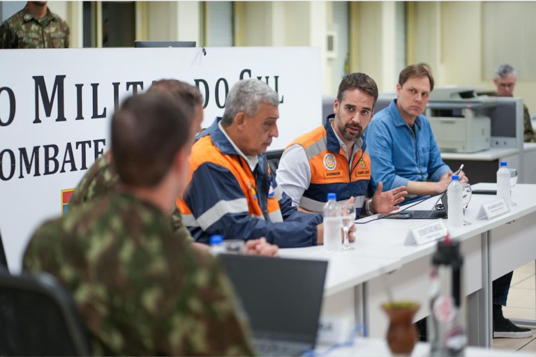 Governador Eduardo Leite afirmou que fortes chuvas dos últimos dias devem resultar no “maior desastre” já enfrentado pelo Rio Grande do Sul