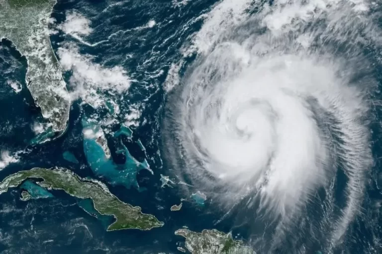 Tempestade tropical Ernesto vira furacão na Costa Leste dos EUA