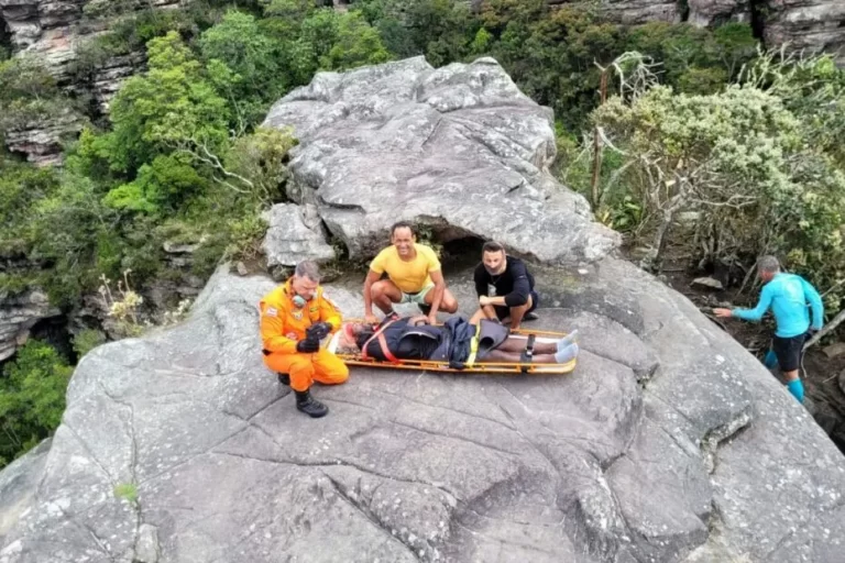 Turista francês é resgatado por helicóptero do Corpo de Bombeiros após sofrer acidente na Chapada Diamantina