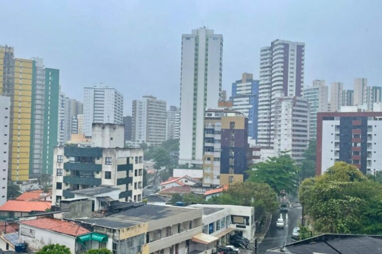 Previsão do tempo: Defesa Civil emite alerta para chuvas e trovoadas em Salvador e no interior