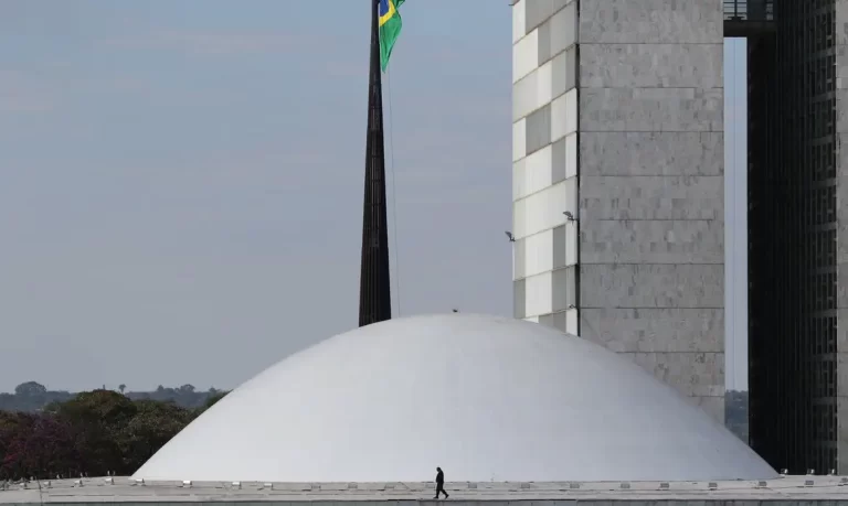 Bets são cassinos instalados dentro das casas, diz presidente da CPI