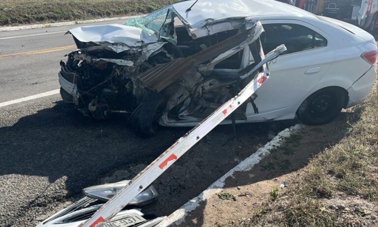 Caminhão tomba após colisão com carro que transportava cinco pessoas da mesma família na Bahia