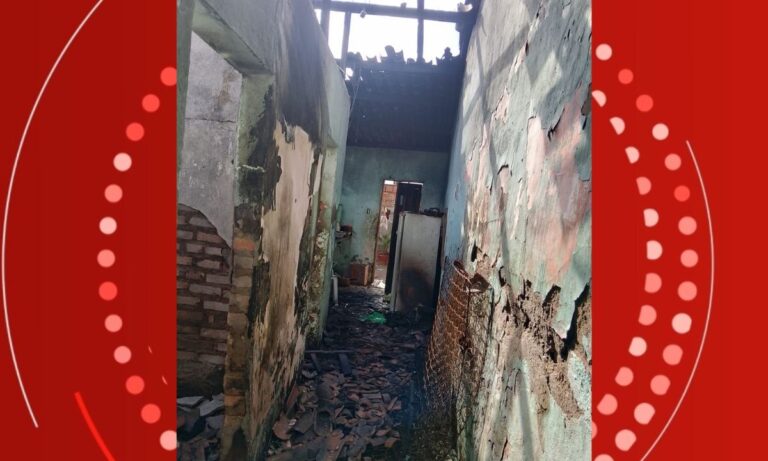 Casa fica destruída após homem atear fogo em Feira de Santana; esposa e filhos estavam no imóvel