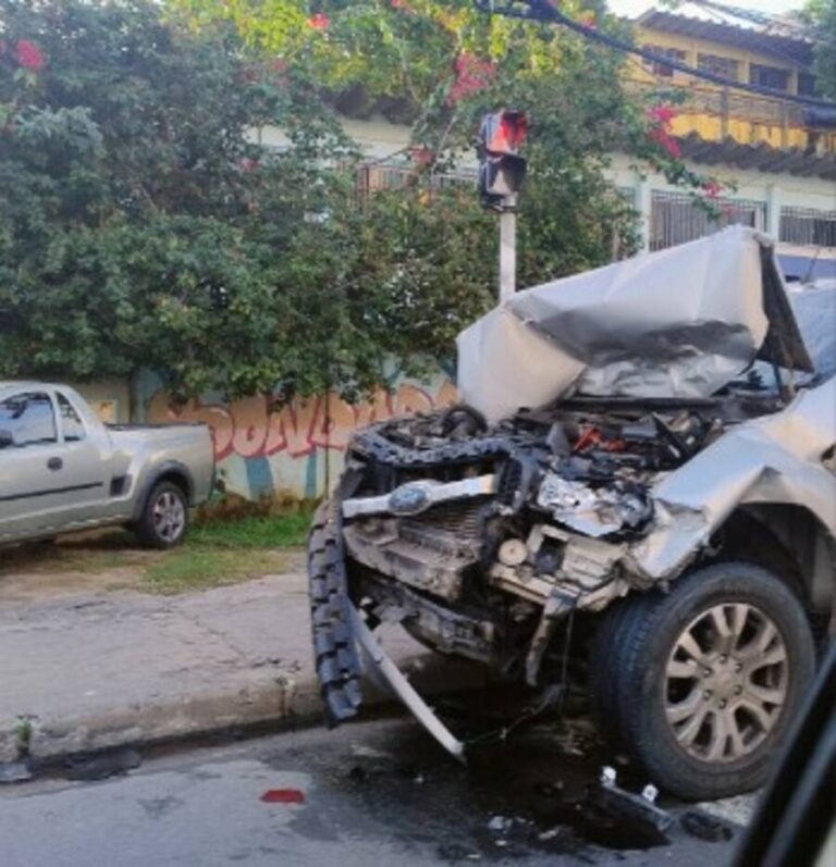 Colisão Entre Dois Veículos Ocorre Na Avenida Ogunjá