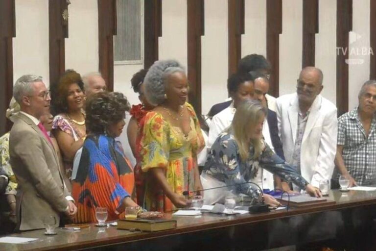 Alcione Recebe Título De Cidadã Baiana Em Sessão Na Assembleia Legislativa