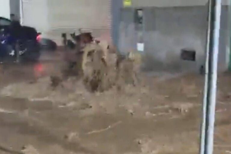 VÍDEO: Rompimento De Adutora Alaga Rua E Invade Casas Na Boca Do Rio, Em Salvador