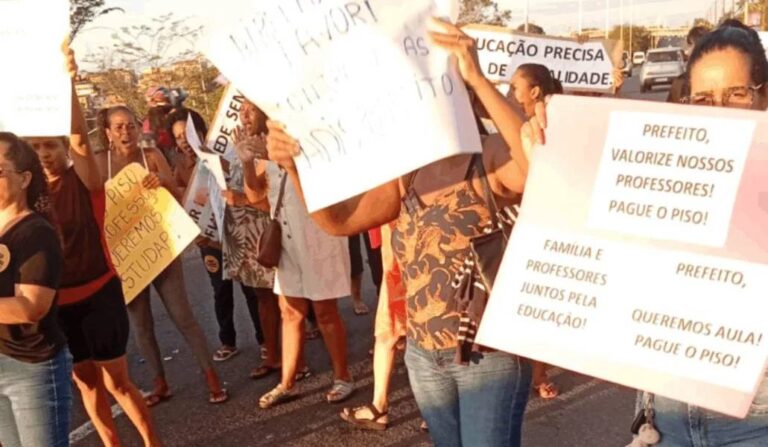 Pais E Mães Fazem Protesto Pela Voltas às Aulas Na Avenida Paralela