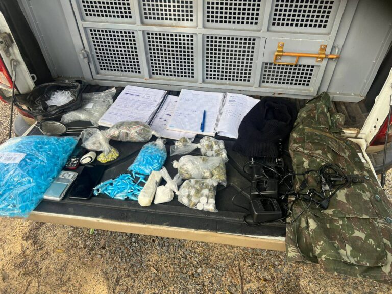 Polícia Apreende Mais De 370 Porções De Drogas Em Pau Da Lima