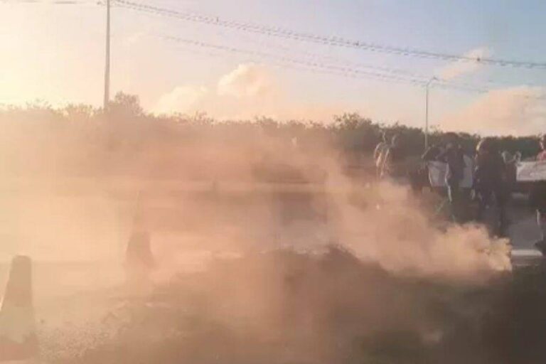 Manifestantes Bloqueiam A Via Parafuso Em Camaçari Com Queima De Pneus