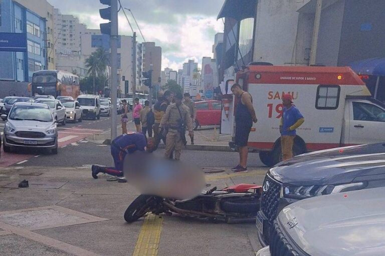 Homem é Socorrido Após Acidente Entre Carro E Moto Na Manoel Dias