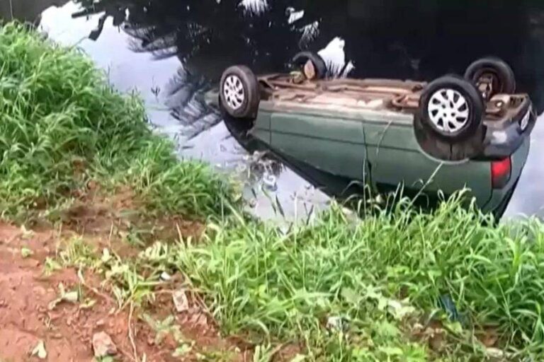 Carro Cai No Rio Mangabeira Em Salvador