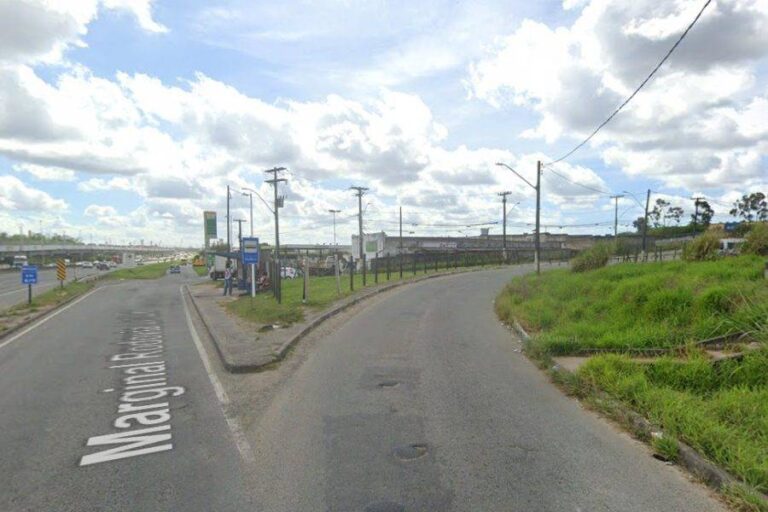 Contêiner Tomba E Interdita Parcialmente A BR-324 Em Salvador