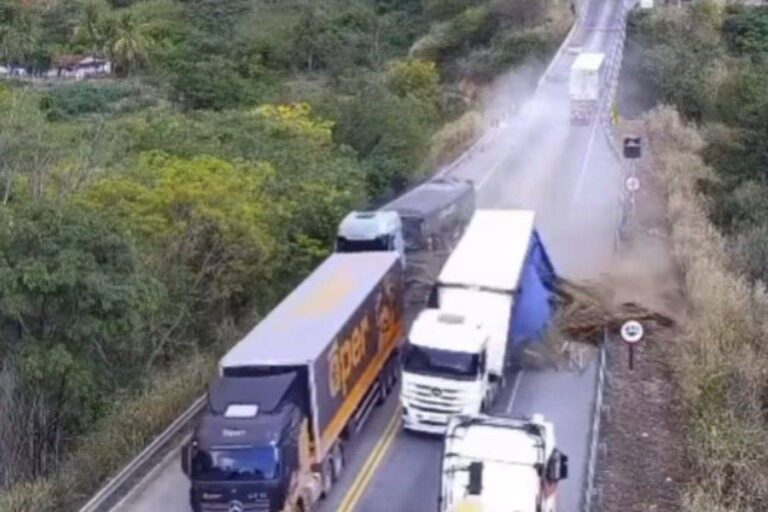 Carreta Colide Com Veículos E Lança Carro De Ponte Na BR-116
